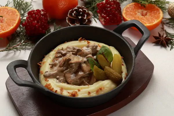 Бефстроганов с картофельным пюре и корнишонами